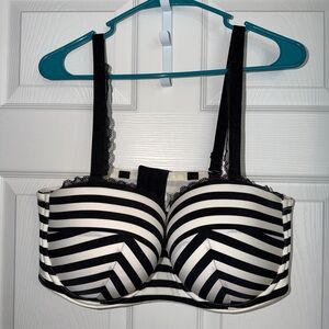 Torrid 42 DD Push up bra, with strapless option, and multi strap functions
